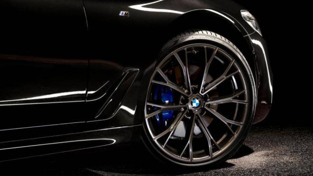 Giống như BMW X7 Dark Shadow Edition 2021, chiếc 5 series đặc biệt của Malaysia có màu sơn ngoại thất đen Carbon Black độc quyền