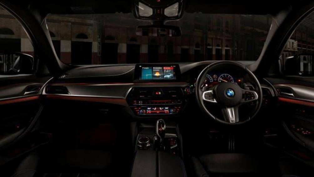 Bên trong cabin được trang trí bằng da Dakota màu đen với đường chỉ khâu màu xanh lam hoặc da bọc màu Cognac với các lớp hoàn thiện tương phản