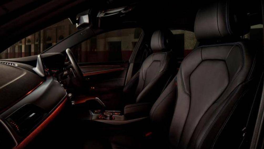 Các trang bị nổi bật trên xe có thể kể đến như hàng ghế trước chỉnh điện với chức năng nhớ 2 vị trí ở ghế lái, điều hòa 2 vùng, cửa sổ trời...