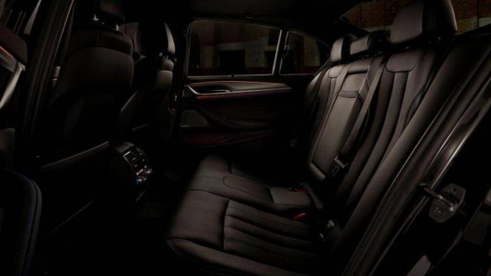 Giới hạn chỉ 36 chiếc, 530i M Sport Dark Shadow Edition là phiên bản dành riêng cho những người đam mê xe ở Malaysia có giá khoảng 97.000 USD