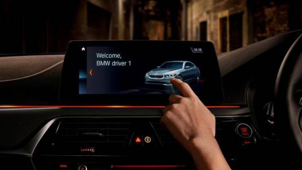 Hệ thống giải trí sử dụng màn hình cảm ứng 10,25 inch với chức năng điều khiển bằng cử chỉ. Xe được trang bị dàn âm thanh Harman Kardon 16 loa có công suất 600W