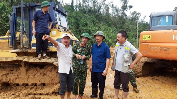 hứ trưởng Bộ GTVT Lê Đình Thọ chỉ đạo mở đường tiếp cận hiện trường - 2