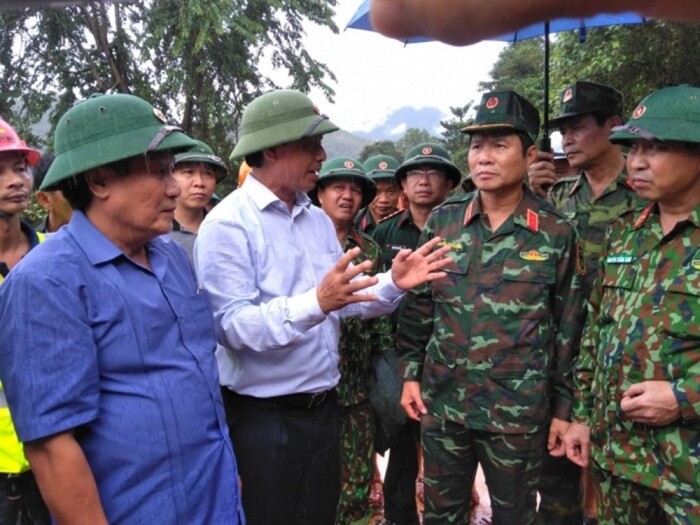 hứ trưởng Bộ GTVT Lê Đình Thọ trao đổi với Trung tướng Nguyễn Tân Cương