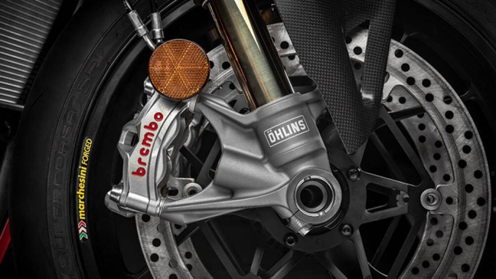 Xe sở hữu phuộc trước Ohlins hành trình ngược, phuộc sau Ohlins dạng đơn, phanh trước Brembo 4 piston với 2 đĩa 330 mm, phanh sau 2 piston với đĩa 245 mm
