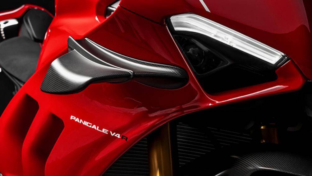 Panigale V4 R là chiếc superbike thương mại thứ 2 trên thế giới và đầu tiên của Ducati được trang bị cánh gió khí động học này
