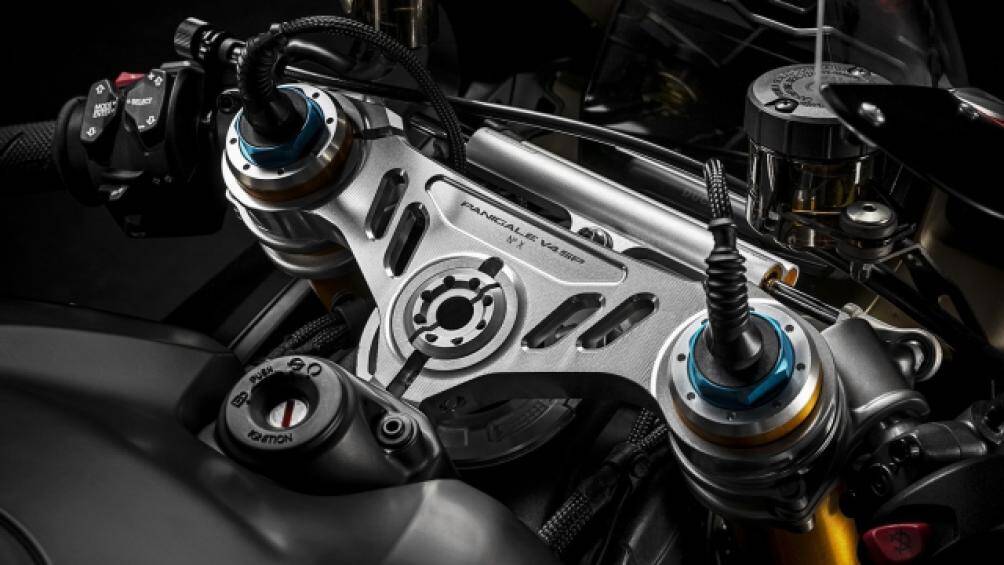 Vành 17 inch đi kèm lốp kích thước 120/70 phía trước và 200/60 phía sau. Đồng hồ xe kích thước 5 inch có liên kết Bluetooth giống với V4 hay V4 S