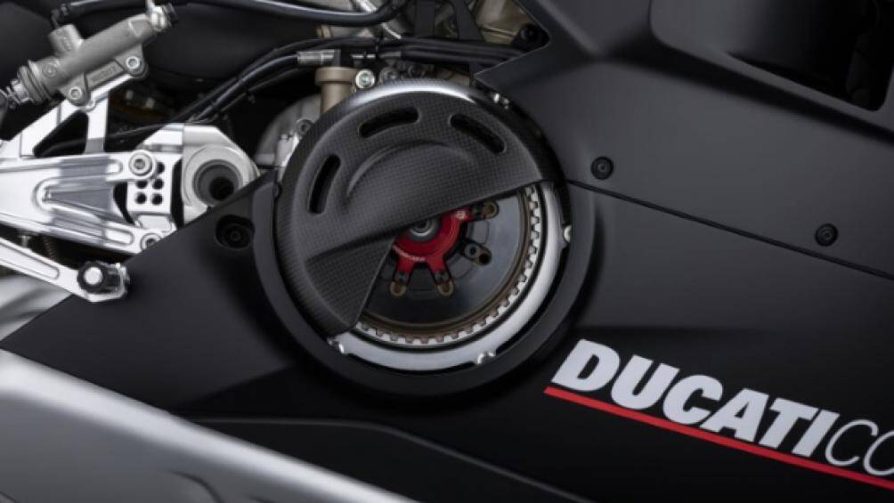 Ducati Panigale V4 R được trang bị khối động cơ 998cc với sức mạnh lên đến 221 mã lực và mô-men xoắn 112 Nm