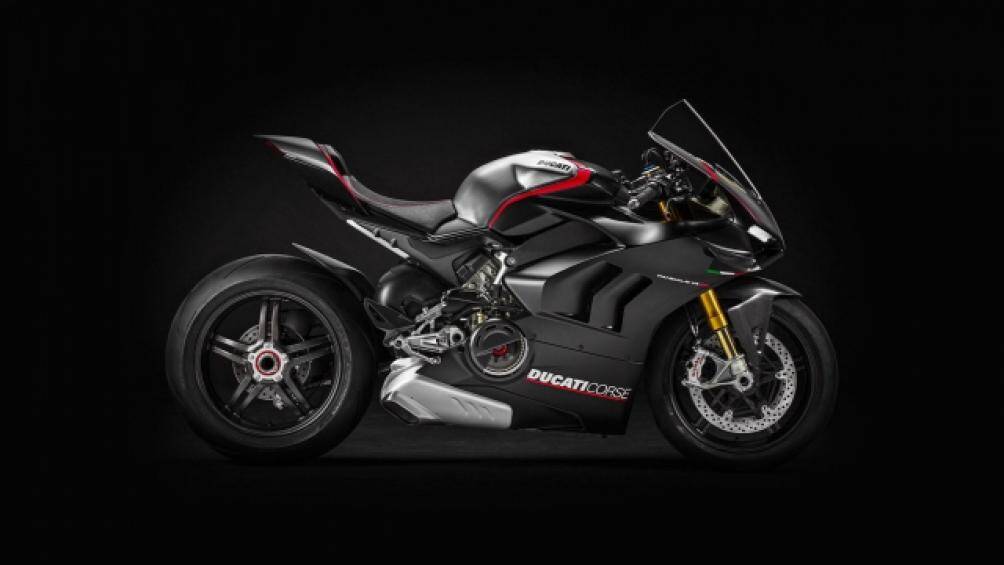 Hiện chưa rõ giá chiếc V4 R chính hãng tại Việt Nam là bao nhiêu. Chiếc xe này được nhập thẳng từ Ý về Việt Nam