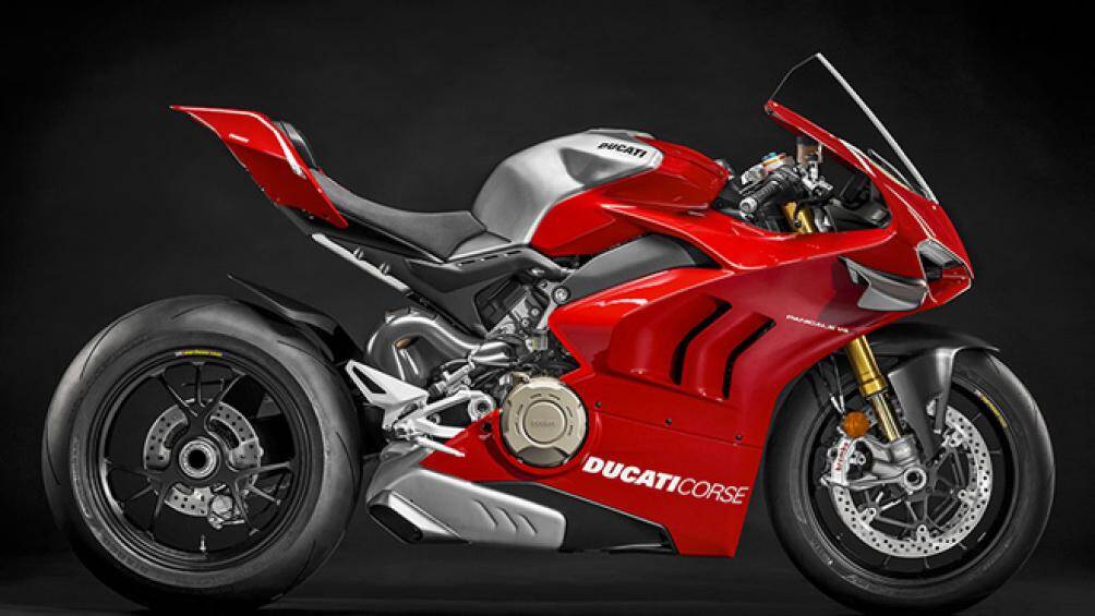 Ducati Panigale V4 R được thiết kế lấy cảm hứng trực tiếp từ xe đua Moto GP. Điều này thể hiện rõ qua cặp cánh gió bằng sợi carbon gắn ở hai bên quây gió của chiếc xe