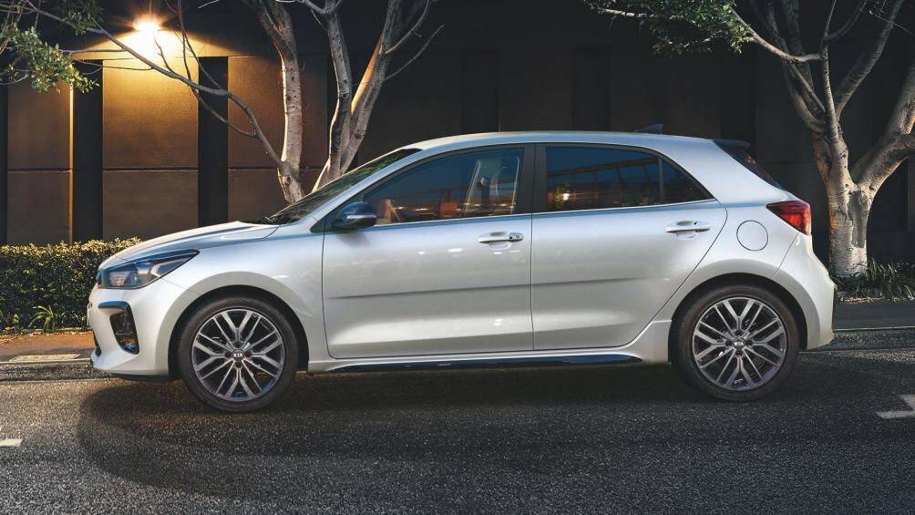 Hệ thống giải trí tích hợp Radio vệ tinh Sirius, màn hình đa thông tin 4,2 inch, đèn pha LED và la-zăng hợp kim 15 inch