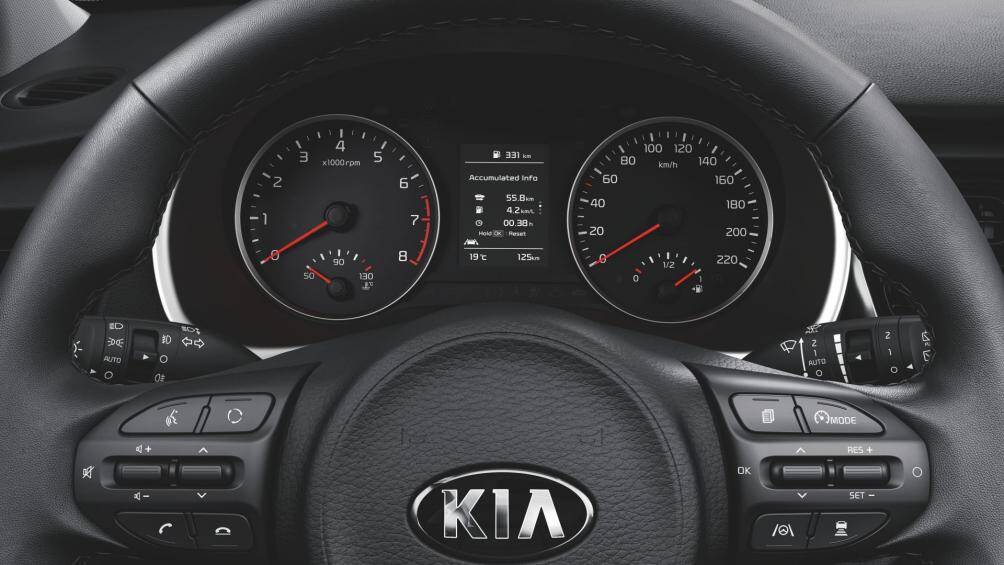 Các trang bị an toàn trên Kia Rio S gồm: hỗ trợ tránh va chạm phía trước với tính năng phát hiện người đi bộ, hỗ trợ giữ làn đường, cảnh báo chệch làn...