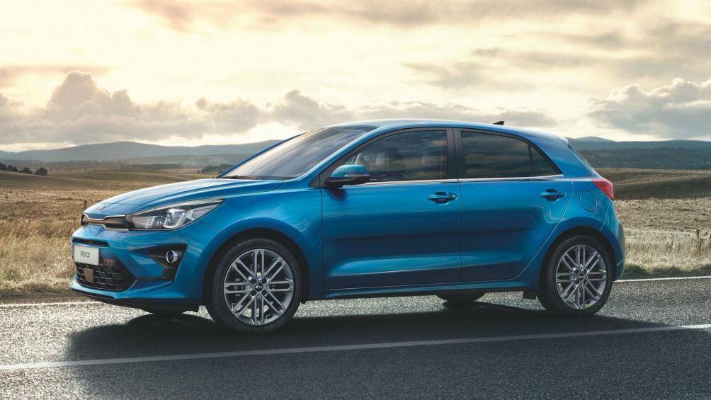 Phiên bản tiêu chuẩn Kia Rio LX được trang bị điều hòa chỉnh tay, đồng hồ lái với màn hình thông tin 3,5 inch và mâm xe thép 15 inch