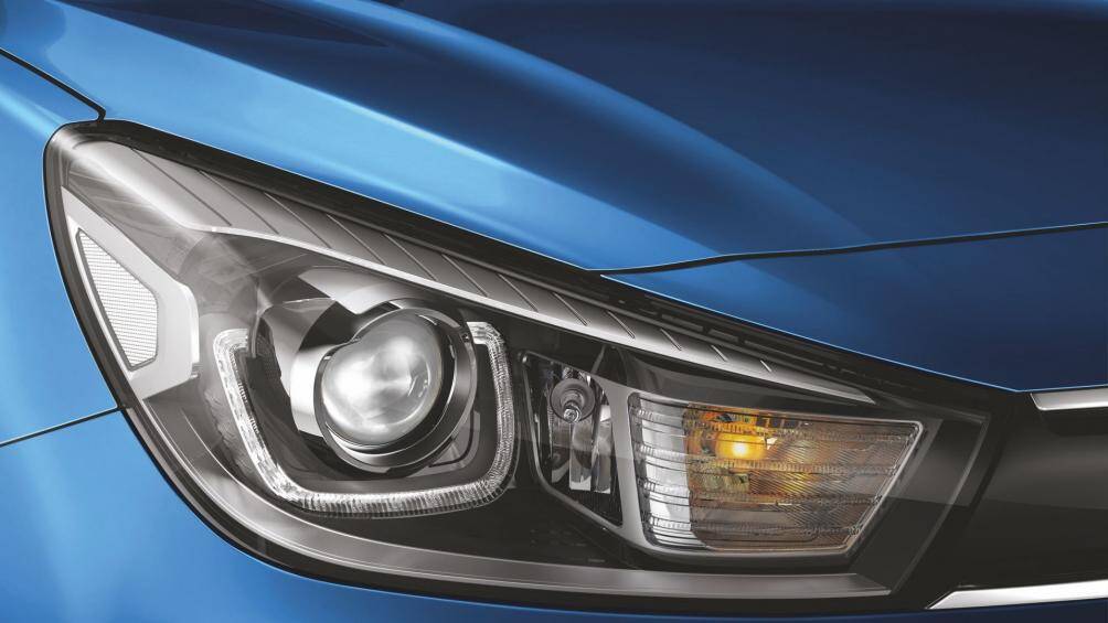 Kia Rio 5 cửa cũng nhận được phiên bản cập nhật với những nâng cấp tương tự dòng sedan, phiên bản S có giá khởi điểm từ 6.990 USD (392 triệu đồng)