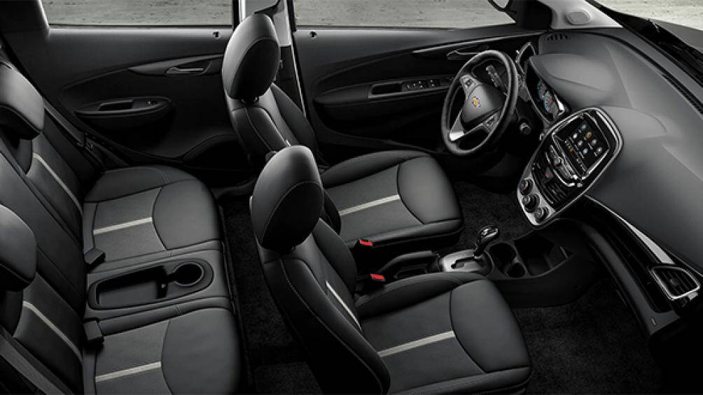 Ngoài ra, xe còn có khoang hành lý với thể tích 770 lít nếu ghế sau gập xuống, camera lùi và 10 túi khí ở bản LS tiêu chuẩn