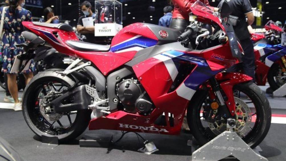 CBR600RR SuperSport mới cho thấy hiệu suất khí động học tốt hơn với các thành phần thiết kế trên tấm ốp thân xe như các cánh sắc nhọn gắn trên cản bên xe