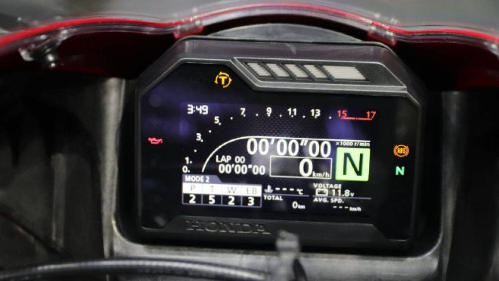 Về động cơ, Honda CBR600RR được trang bị động cơ 4 xy lanh có dung tích 599cc với nhiều cải tiến mới cho công suất tối đa 121 mã lực, đi kèm hộp số 6 cấp