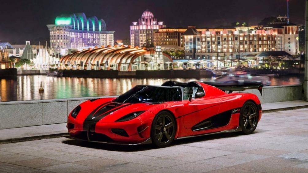 Chiếc Agera RS này là chiếc duy nhất trong tổng số 25 xe mang trên mình màu sơn Chilli Red (đỏ) với các chi tiết  bằng sợi carbon, bao gồm cả bộ mâm xe