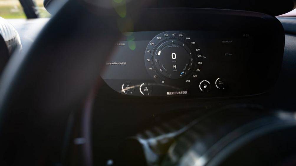 Loại màn hình được hãng sử dụng là loại được trang bị trên Koenigsegg Regera, được gọi là SmartCluster, hiển thị tất cả mọi thông tin cần thiết của xe