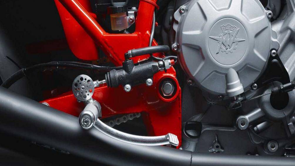Ngoài ra còn có kẹp phanh Brembo hiện đại, phuộc Oram ở cả trước và sau. Gác chân xe cũng được lùi về phía sau
