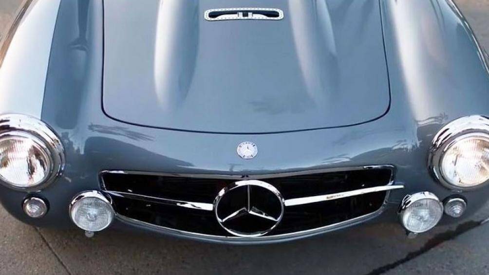 Mercedes-Benz 300 SL được coi là mẫu xe đẹp nhất trong lịch sử nên John Sarkisyan đã quyết định phục chế và độ lại nó như mới