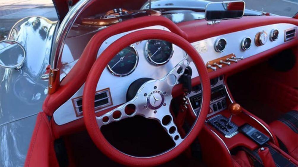 Xe được thiết kế khung gầm bằng sợi thủy tinh, nội thất bọc da độ riêng, và hệ thống âm thanh cao cấp