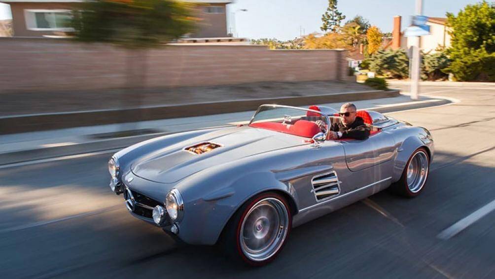 Bên dưới thân vỏ bóng bẩy mới là khung gầm của một chiếc SLK 32 AMG 2002. Xe có trang bị một động cơ siêu nạp V6 AMG, lốp xe Toyo hiệu suất cao