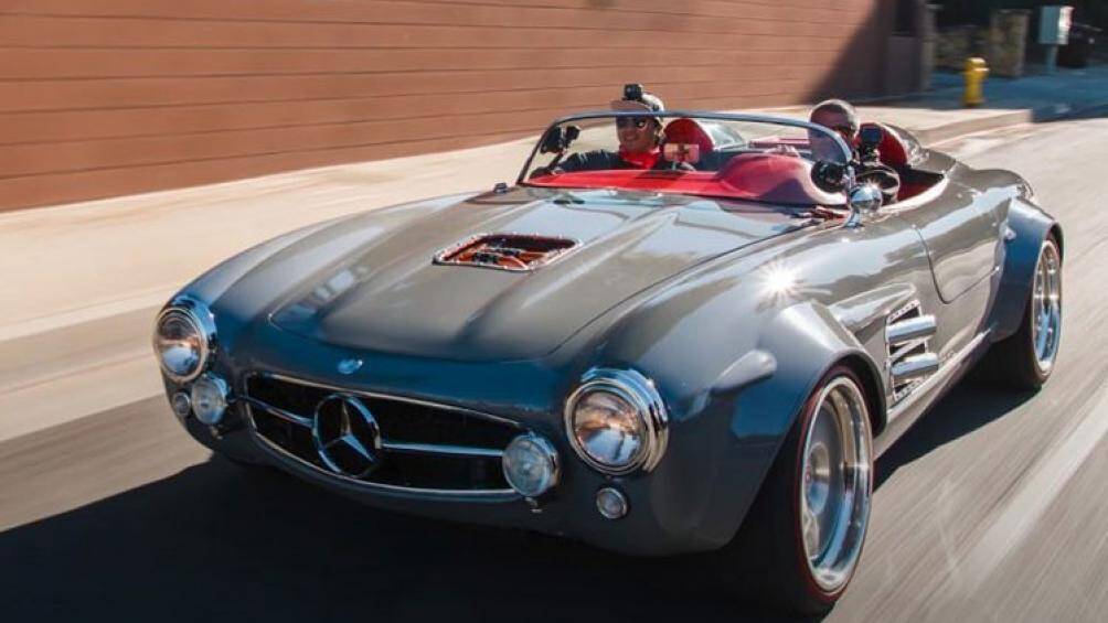 Ở bên ngoài, cụm đèn hậu, huy hiệu và lưới tản nhiệt lấy từ một chiếc 300 SL khác, trong khi kính chắn gió là lấy từ một chiếc Porsche Speedster