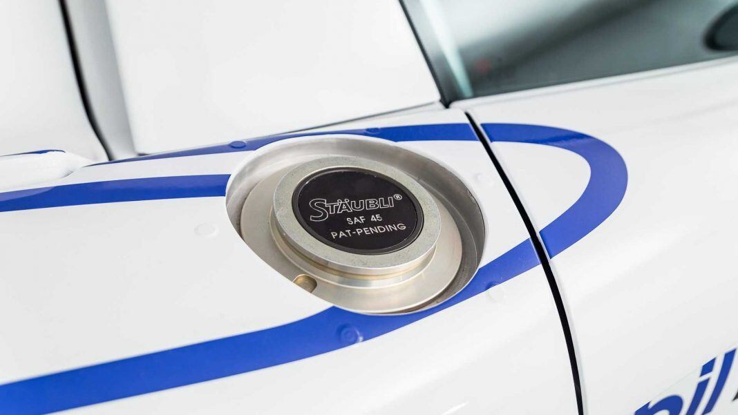 Nắp bình xăng cũng được thay thế bằng loại bơm xăng trực tiếp của những chiếc xe đua