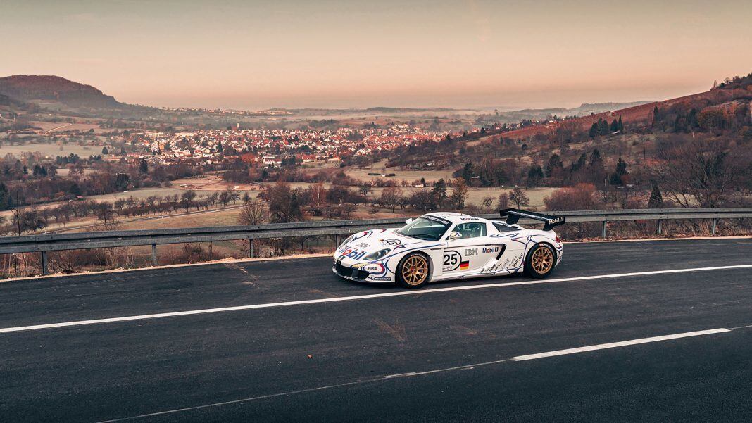 Ngay từ bên ngoài, có thể nhận thấy sự khác biệt khi xe được trang bị bộ cánh gió cố định cỡ lớn phía sau, cùng với đó là bộ mâm xe bằng hợp kim ma-giê