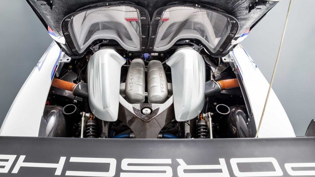 Porsche Carrera GT-R vẫn sử dụng động cơ V10 dung tích 5.7 lít nhưng công suất đã được nâng lên thành 650 mã lực thay vì 612 như trước đây