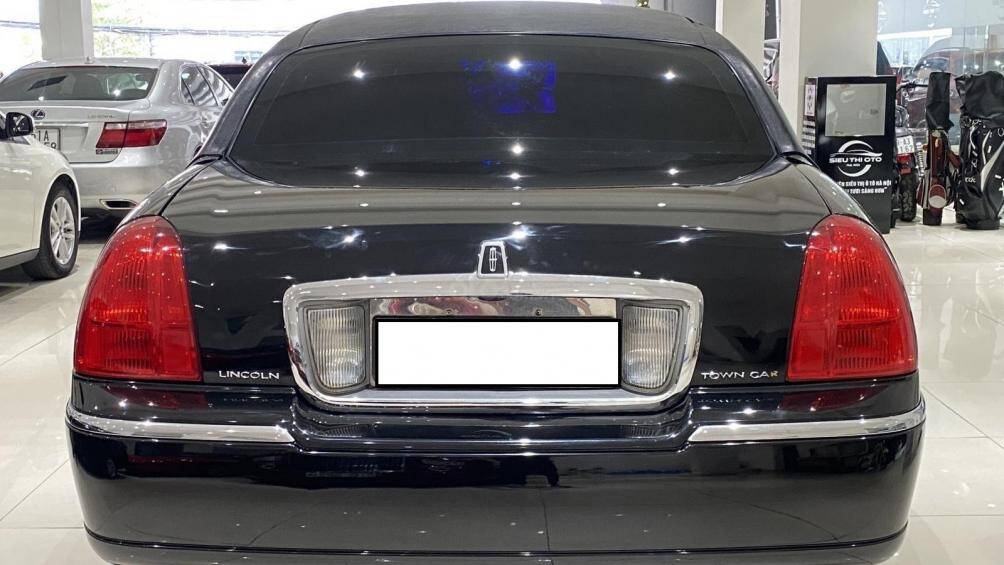 Chiếc Lincoln Town Car Limousine đời 2011 này đăng ký lần đầu năm 2012. Lớp sơn đen còn rất mới và những chi tiết mạ chrome còn sáng bóng