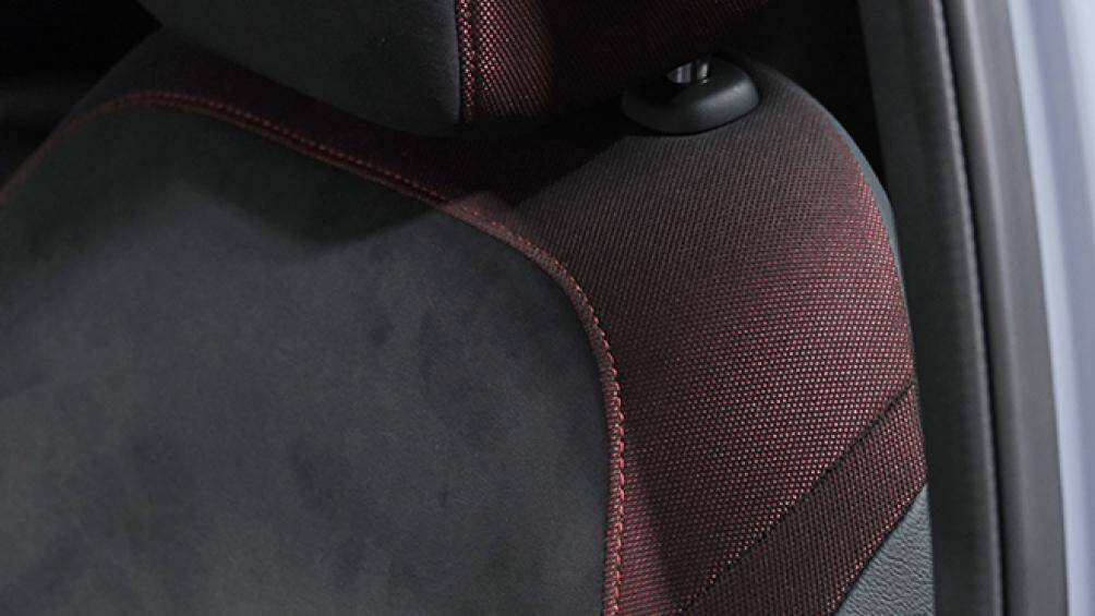 Về trang bị, bản S + đi kèm đèn pha projector, lưới tản nhiệt mạ crom, nội thất màu đen, ghế nỉ, điều hòa chỉnh tay, khởi động bằng nút bấm