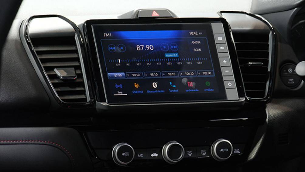 Phiên bản SV cao cấp hơn trang bị ghế da, đèn xi-nhan tích hợp trên gương, màn hình cảm ứng trung tâm 8 inch, camera lùi...