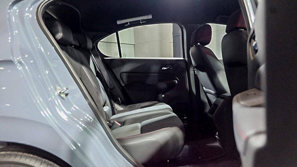 Khu vực hàng ghế sau được nâng cấp với không gian để chân rộng rãi hơn cùng Ultra Seats có thể tùy biến thành xe 4 chỗ