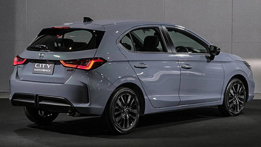 Phần đuôi xe khá gọn gàng và tinh tế với cánh lướt gió thể thao, tích hợp đèn phanh thứ ba, ăng-ten dạng vây cá. Ống xả lệch về bên phải