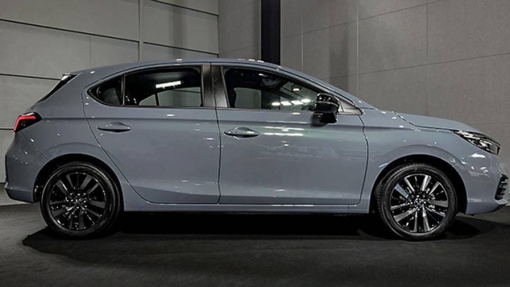 Các chi tiết dập nổi từng đem lại vẻ cứng cáp, năng động cho biến thể sedan vẫn hiện diện trên City Hatchback