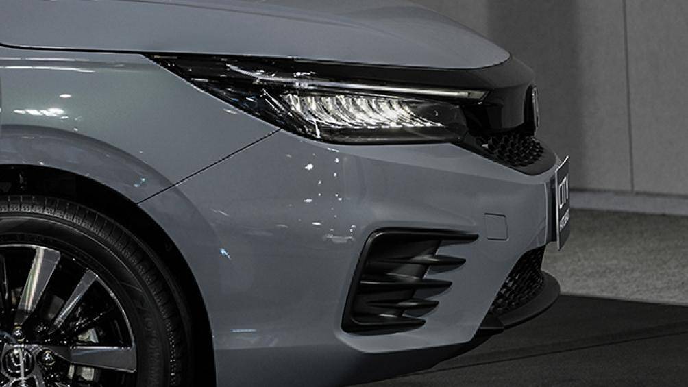 Honda City Hatchback RS là phiên bản đắt nhất, nổi bật với lưới tản nhiệt thể thao, ăng-ten vây cá mập, cánh gió sau, ghế da thể thao, 6 túi khí...