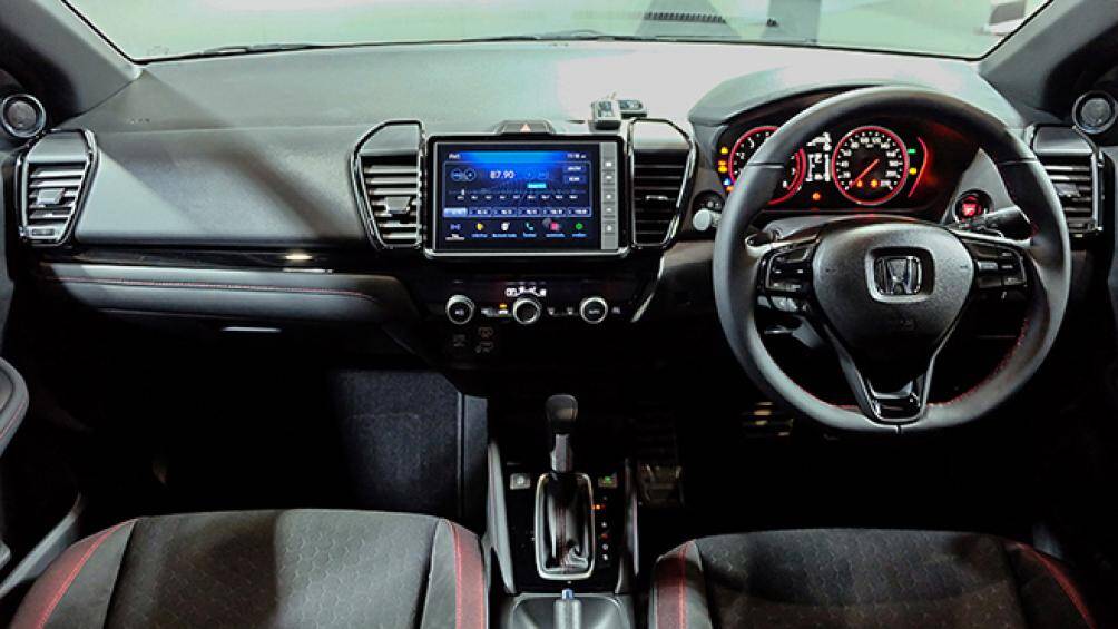 Cụm điều khiển trung tâm với dàn nút bấm điều chỉnh điều hòa, cổng USB, cổng sạc và hốc đựng đồ mini cùng khay đựng cốc, cần chuyển số