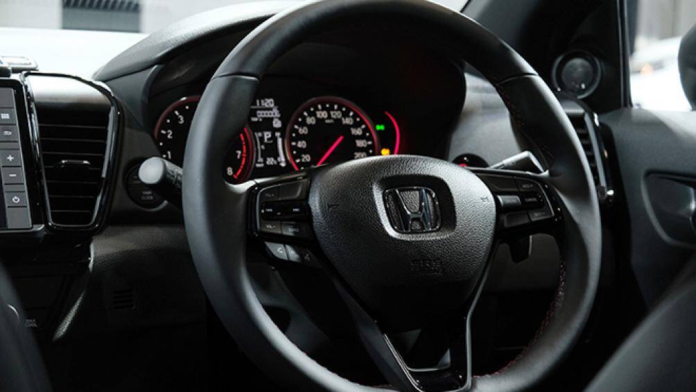 Vô-lăng 3 chấu thể thao bọc da, điều chỉnh 4 hướng, tích hợp điều khiển âm thanh, đàm thoại rảnh tay