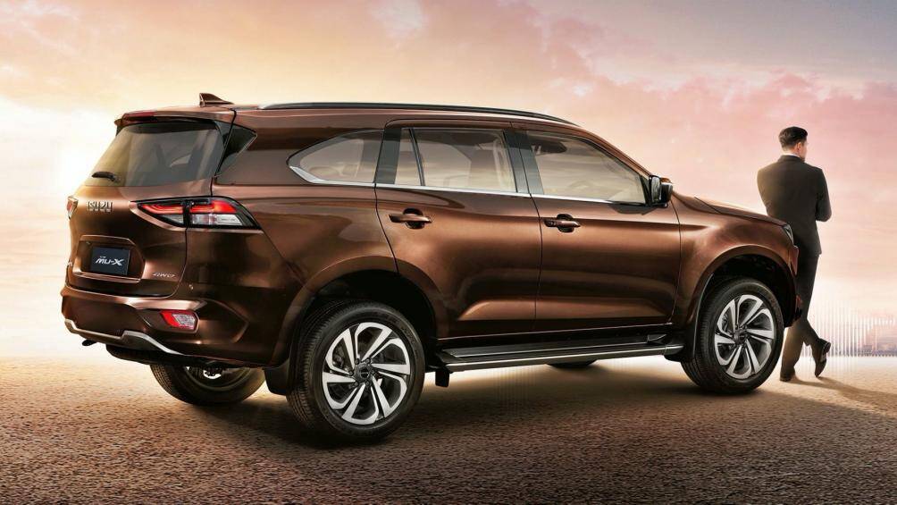 Theo đánh giá của khách hàng, Isuzu MU-X 2021 có thiết kế thanh lịch, công nghệ hiện đại và trang bị an toàn đầy đủ hơn so với các đối thủ cùng phân khúc
