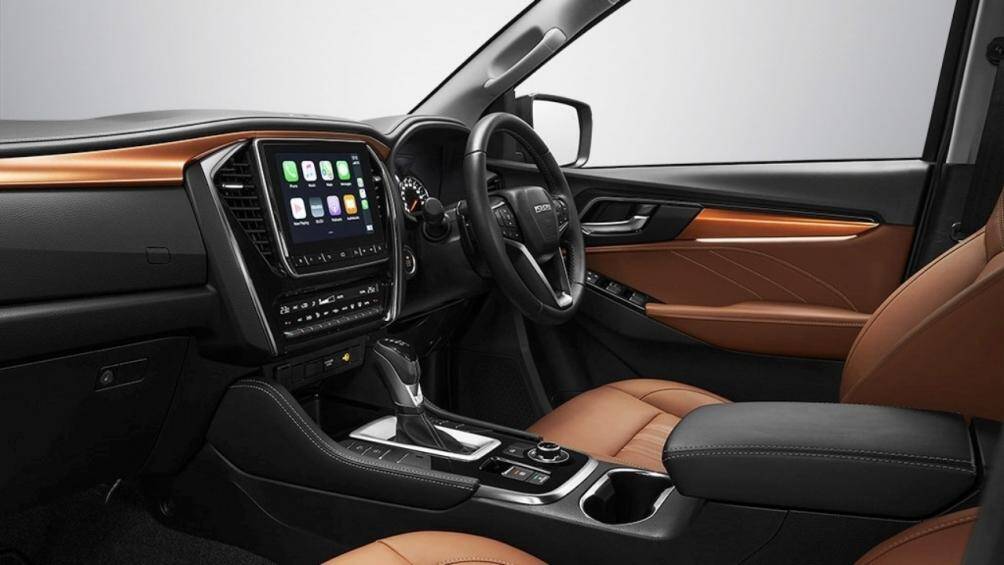 Bên trong, Isuzu MU-X thế hệ mới sử dụng chất liệu cao cấp hơn với 2 tông màu đen và nâu. Màn hình điều khiển đen mới nổi bật trên tông màu nội thất