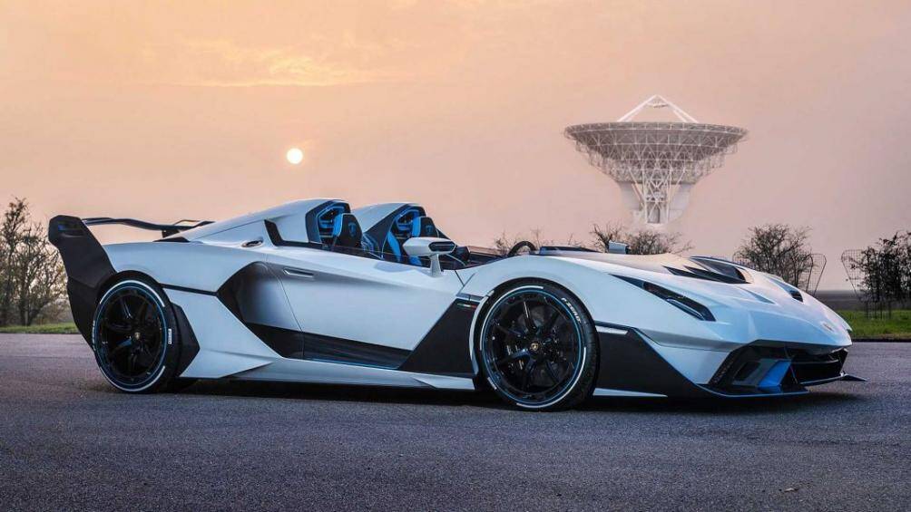 Siêu xe Lamborghini SC20 là một chiếc barchetta không mui, không kính chắn gió với các đường nét thân xe được thiết kế lấy cảm hứng từ xe đua