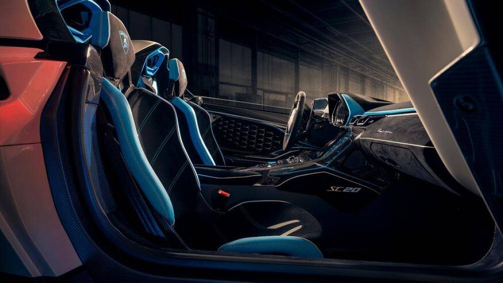 Điểm nổi bật trong khoang lái đó là gần như tất cả mọi thứ, từ bảng táp-lô, khung sau, ốp cửa, bệ tì tay...đều được làm bằng sợi carbon