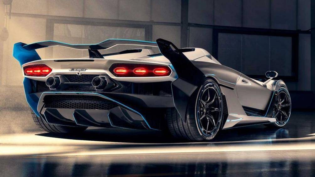 Ở đuôi xe, phần đèn hậu gồm ba bọc đặt ngang, phía trên một bộ khuếch tán cỡ lớn, bộ cánh gió có thể điều chỉnh ba cấp độ khác nhau