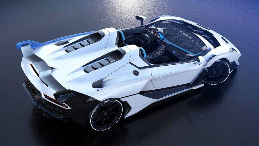 Ngoại thất của xe được hoàn thiện độc quyền với màu sơn Bianco Fu cùng các chi tiết được tô điểm bằng màu xanh dương sáng Blu Cepheus