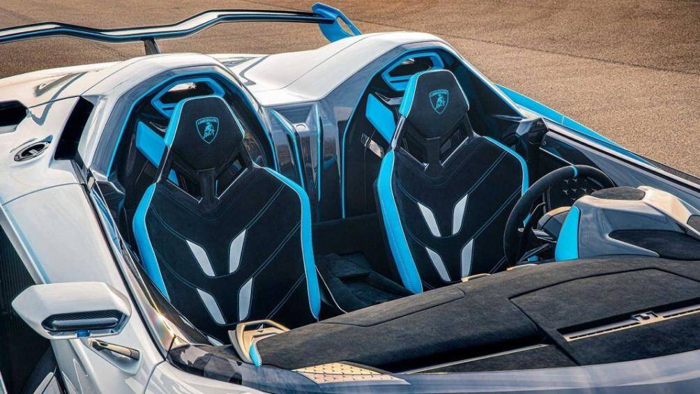 Bên trong, khoang lái sở hữu da và vật liệu Alcantara bọc màu đen và các chi tiết tương phản màu trắng và xanh