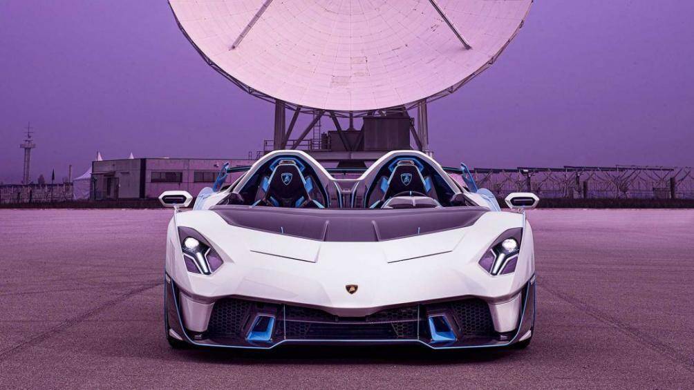 Toàn bộ phần thân xe bên ngoài của SC20 được làm hoàn toàn thủ công và bằng sợi carbon, đầu xe sở hữu bộ chia gió với hai hốc nhỏ