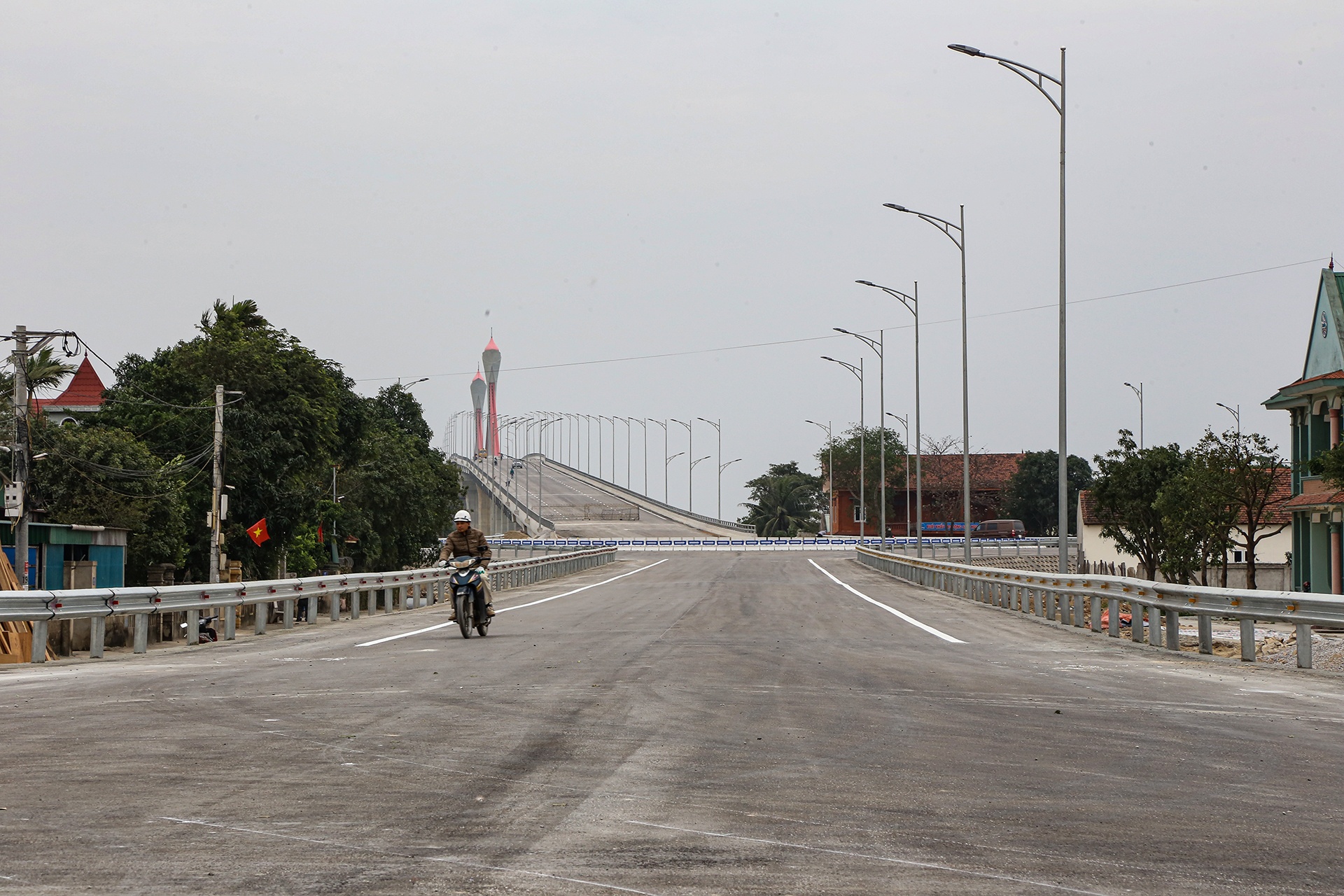 Dự án được khởi công trong bối cảnh gặp nhiều khó khăn như dịch Covid 19 bùng phát đầu năm 2020. Tuy nhiên, nhờ sự quan tâm chỉ đạo sâu sát của Bộ GTVT, sự ủng hộ, chỉ đạo quyết liệt của UBND 2 tỉnh Nghệ An và Hà Tĩnh trong công tác GPMB, bố trí nguồn vốn cho dự án, cộng với nỗ lực quyết tâm của nhà thầu, tư vấn giám sát, đến nay công trình cầu Cửa Hội đã cơ bản hoàn thành.
