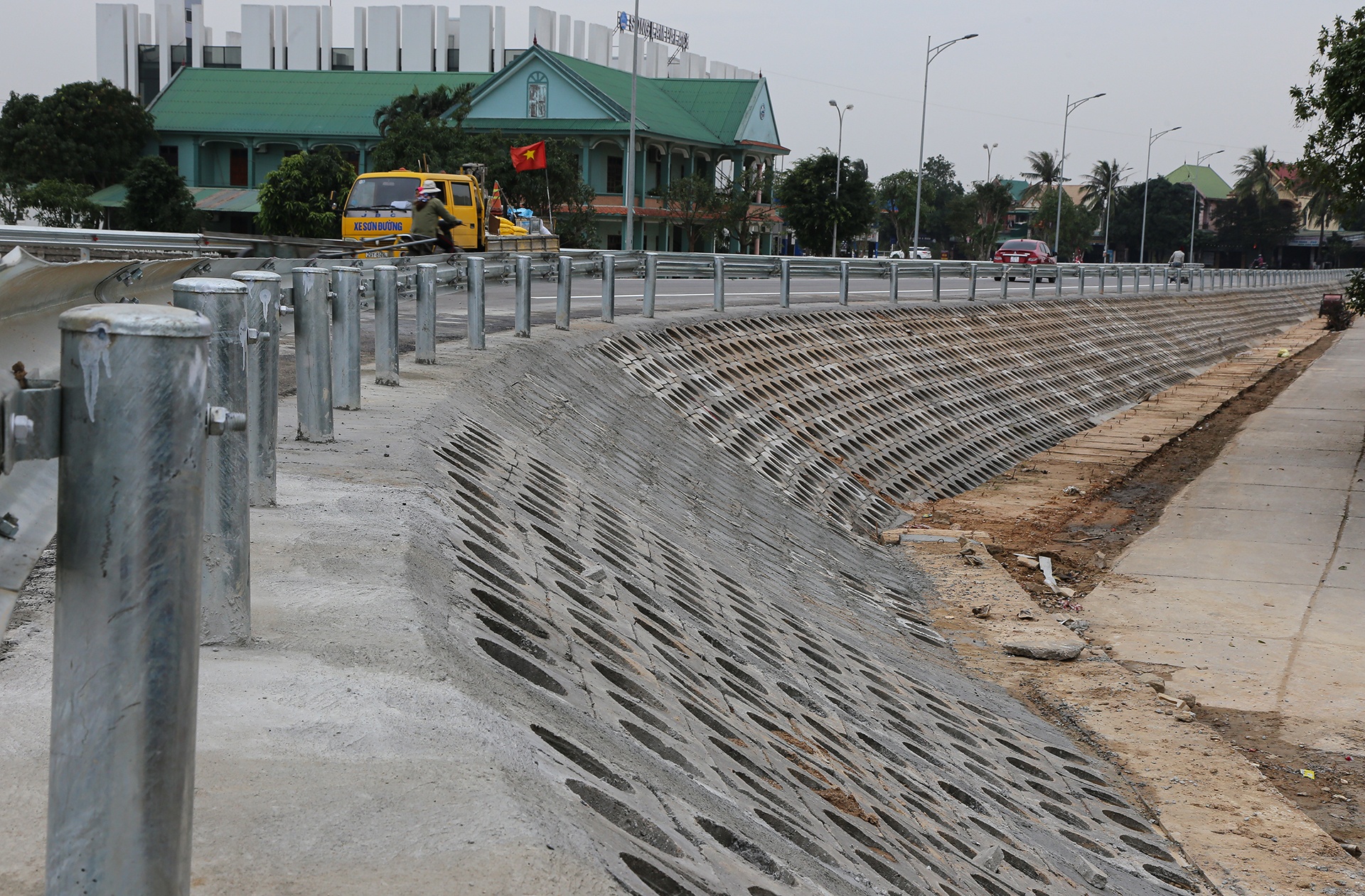 Một mái taluy ở đường dẫn đầu cầu phía tỉnh Nghệ An đã hoàn thiện xong.