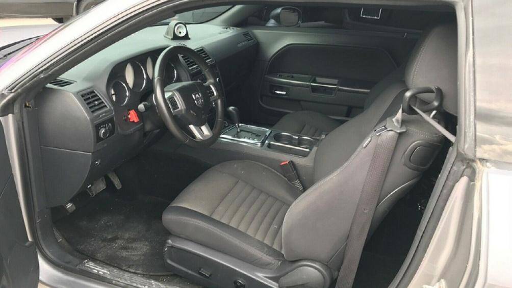 Lớp sơn ngoại thất rất đẹp được giữ nguyên. Hệ thống điều hòa và âm thanh vẫn hoạt động tốt